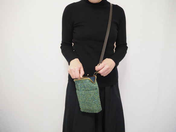 深みグリーンのがまぐちおさんぽポーチ｜スマホポシェット｜斜め掛け｜外ポケット付き｜ミニマルサイズ 9枚目の画像