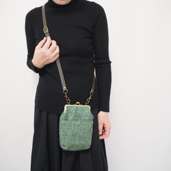 深みグリーンのがまぐちおさんぽポーチ｜スマホポシェット｜斜め掛け｜外ポケット付き｜ミニマルサイズ 8枚目の画像