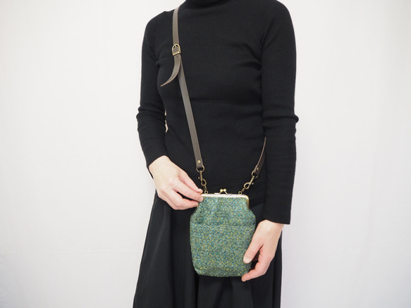 深みグリーンのがまぐちおさんぽポーチ｜スマホポシェット｜斜め掛け｜外ポケット付き｜ミニマルサイズ 10枚目の画像