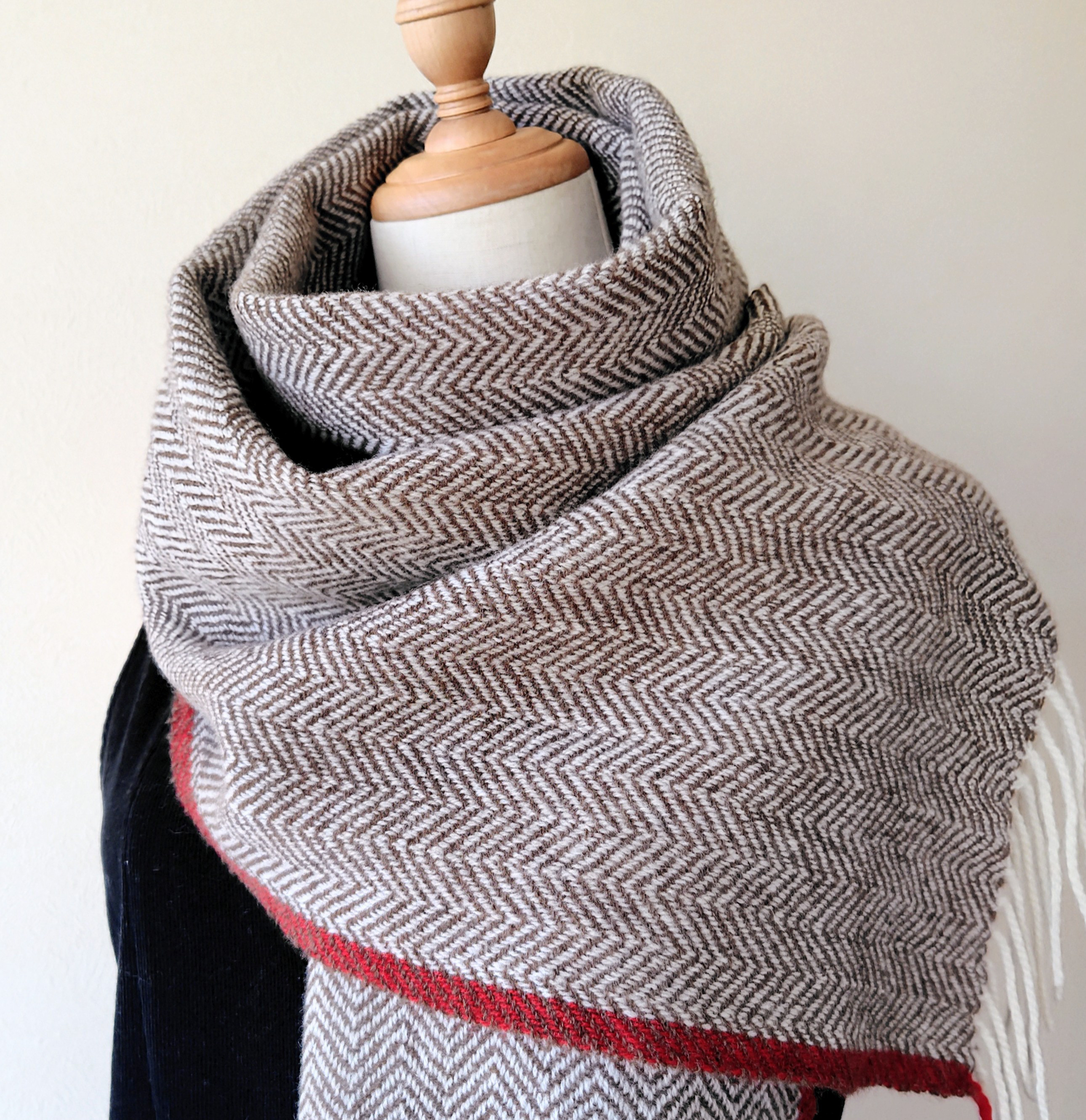 北欧のぬくもり｜手織りヤクとラムウールのヘリンボーンマフラー（ライトブラウン）【受注制作】