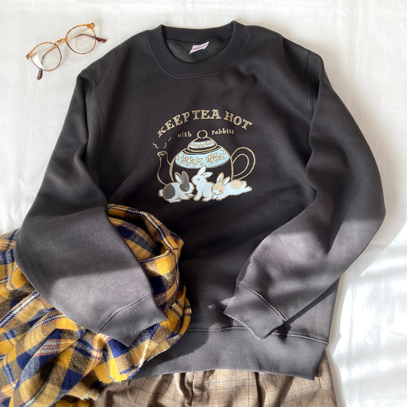 【預計12月下旬出貨】兔子茶壺圖案抓絨衛衣（煙黑色）| 長袖 第5張的照片