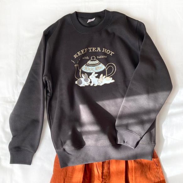 【預計12月下旬出貨】兔子茶壺圖案抓絨衛衣（煙黑色）| 長袖 第3張的照片