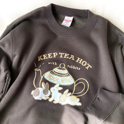 【預計12月下旬出貨】兔子茶壺圖案抓絨衛衣（煙黑色）| 長袖 第1張的照片