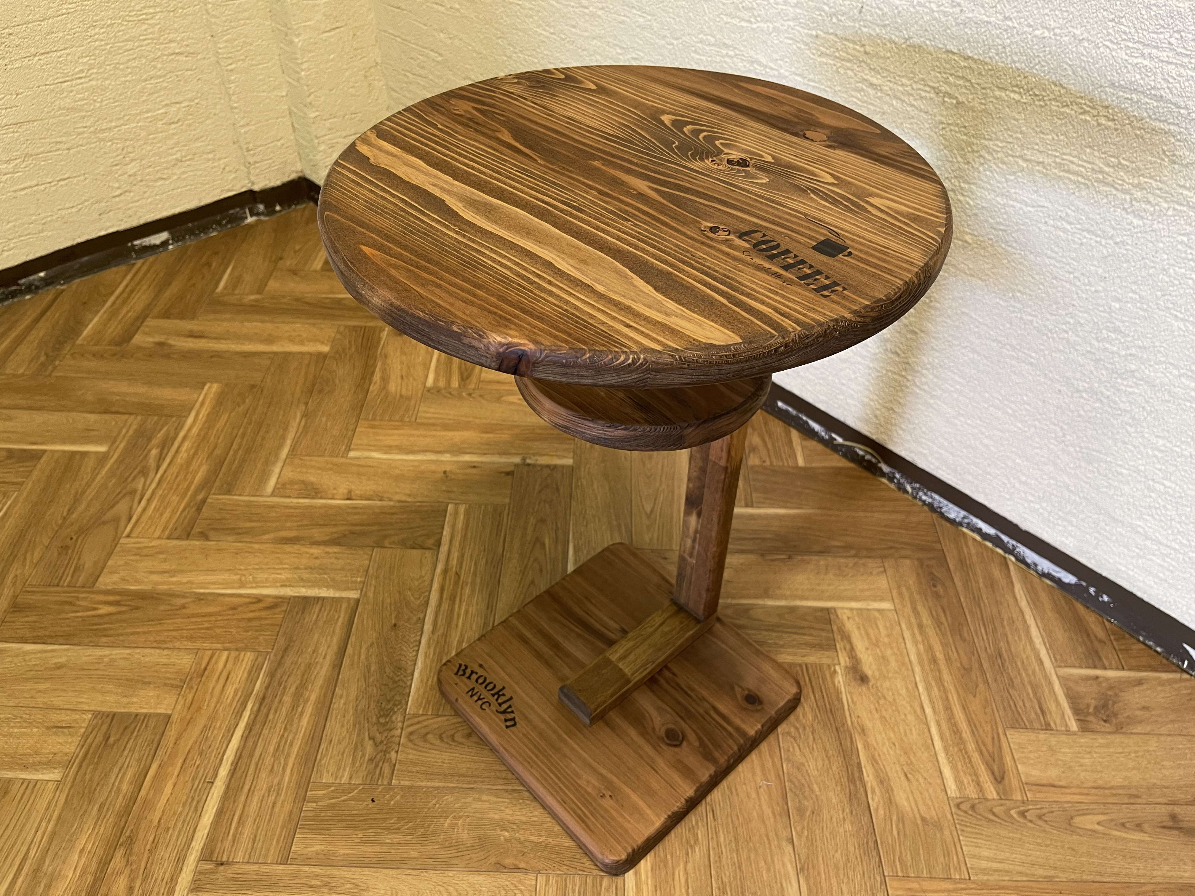 hotaru 在庫あり　即納　サイドテーブル　机　ソファーテーブル　丸テーブル　棚付き　杉材　ダーク　ステンシル