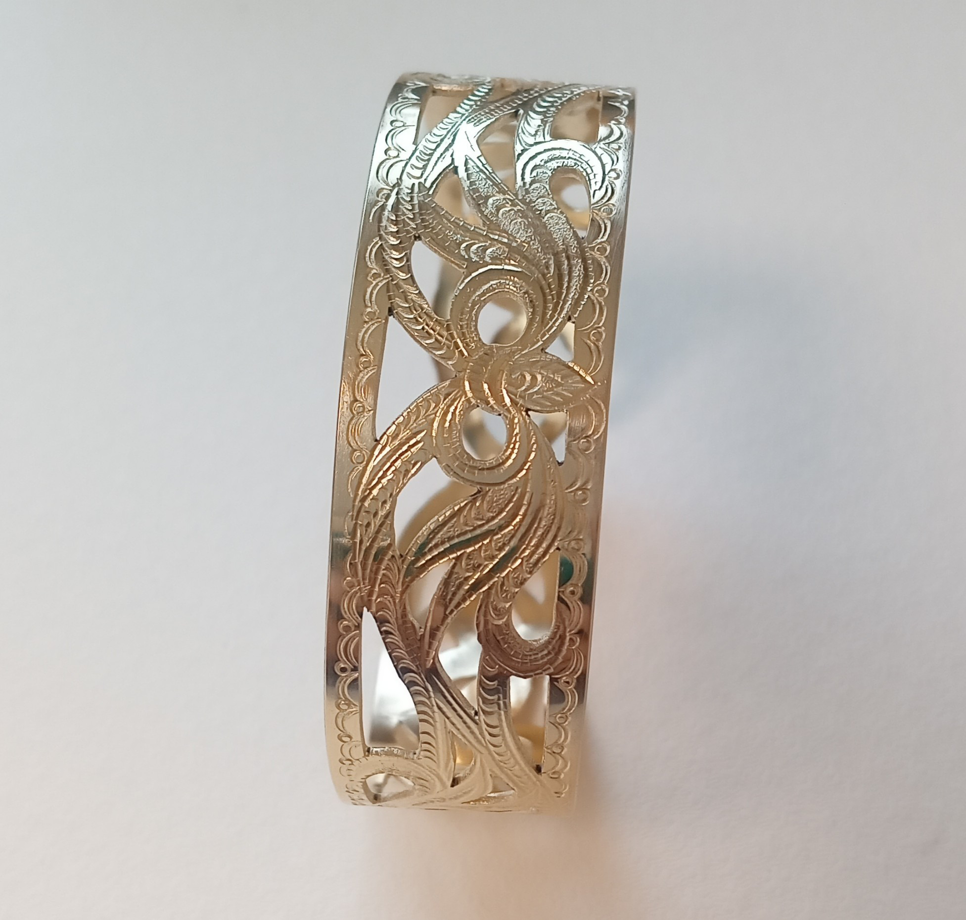 百済観音風　唐草文様のバングル　　手首周り14cm前後の方用