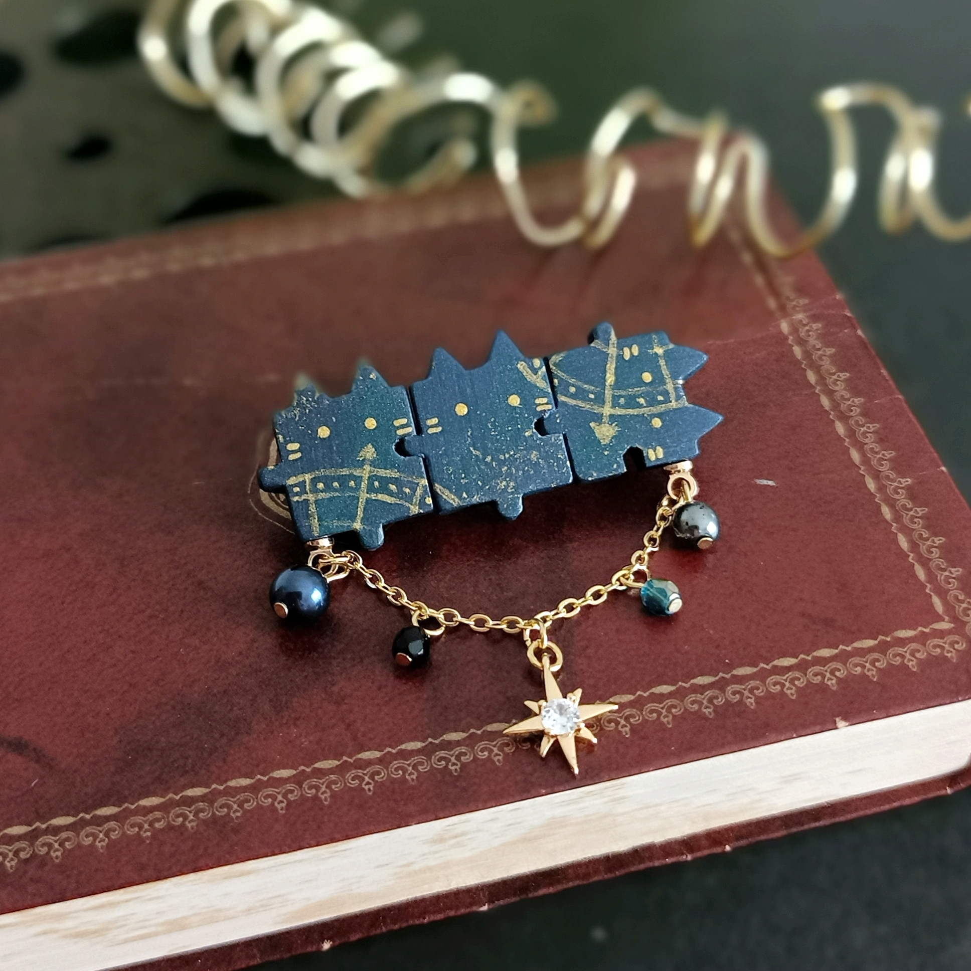 天体観測✧ネコパズルブローチ. 猫 夜空 宇宙 星