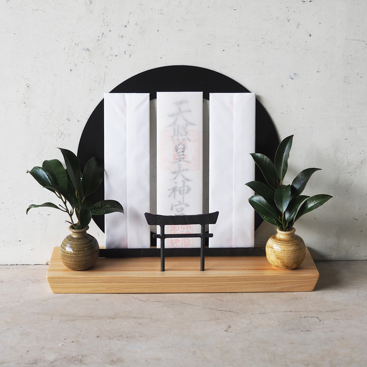 ［置き型］アイアンのモダン神棚（御札三枚）鉄の輪 + 鍛鉄の鳥居 × 国産無垢材ひのきの神棚