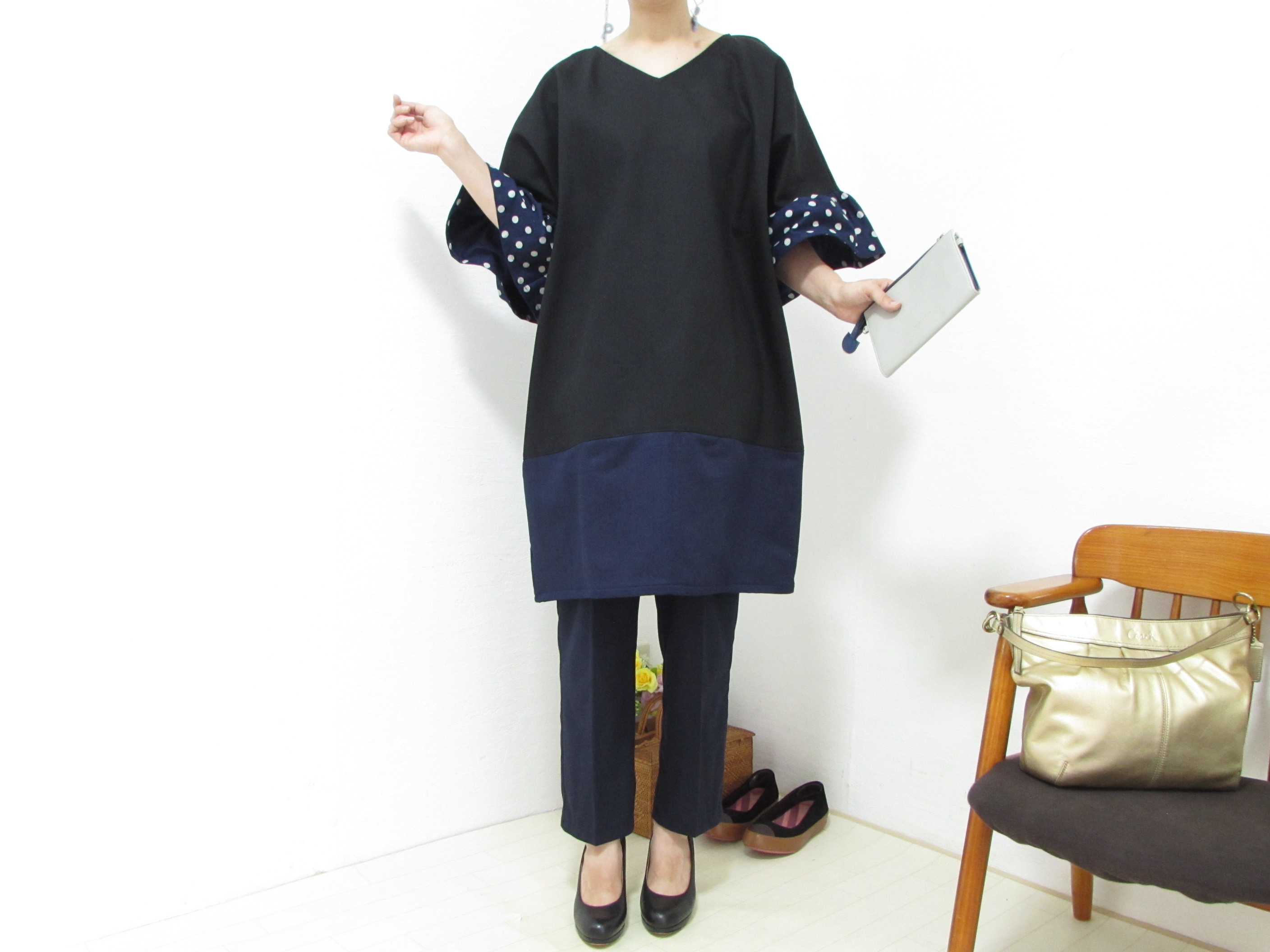 2906三重奏の調和 - ストレッチデニムとサテンのボックスワンピース