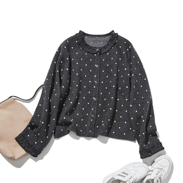 柔軟、溫暖又充滿活力的羊毛混紡短款開襟衫，深灰色圓點圖案（251129-1） 第1張的照片