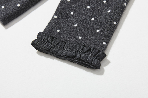 柔軟、溫暖又充滿活力的羊毛混紡短款開襟衫，深灰色圓點圖案（251129-1） 第6張的照片