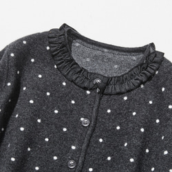柔軟、溫暖又充滿活力的羊毛混紡短款開襟衫，深灰色圓點圖案（251129-1） 第2張的照片