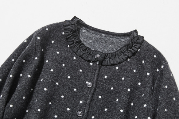 柔軟、溫暖又充滿活力的羊毛混紡短款開襟衫，深灰色圓點圖案（251129-1） 第2張的照片