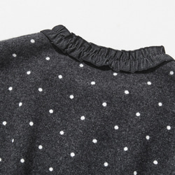 柔軟、溫暖又充滿活力的羊毛混紡短款開襟衫，深灰色圓點圖案（251129-1） 第8張的照片