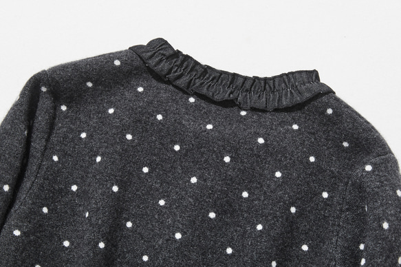 柔軟、溫暖又充滿活力的羊毛混紡短款開襟衫，深灰色圓點圖案（251129-1） 第8張的照片
