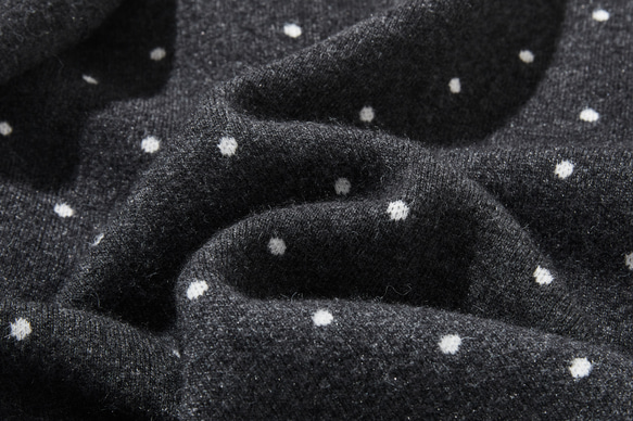 柔軟、溫暖又充滿活力的羊毛混紡短款開襟衫，深灰色圓點圖案（251129-1） 第11張的照片