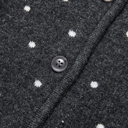 柔軟、溫暖又充滿活力的羊毛混紡短款開襟衫，深灰色圓點圖案（251129-1） 第5張的照片