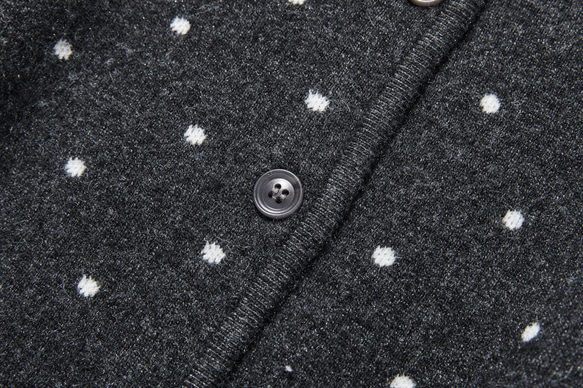 柔軟、溫暖又充滿活力的羊毛混紡短款開襟衫，深灰色圓點圖案（251129-1） 第5張的照片
