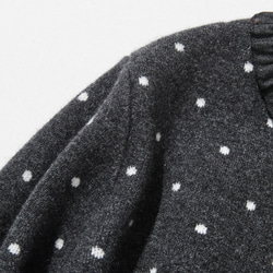 柔軟、溫暖又充滿活力的羊毛混紡短款開襟衫，深灰色圓點圖案（251129-1） 第4張的照片