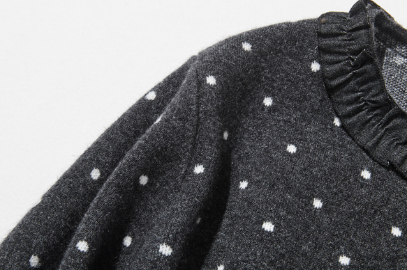 柔軟、溫暖又充滿活力的羊毛混紡短款開襟衫，深灰色圓點圖案（251129-1） 第4張的照片