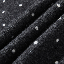 柔軟、溫暖又充滿活力的羊毛混紡短款開襟衫，深灰色圓點圖案（251129-1） 第10張的照片