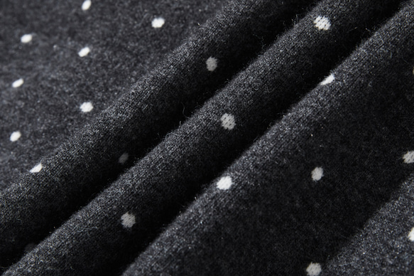 柔軟、溫暖又充滿活力的羊毛混紡短款開襟衫，深灰色圓點圖案（251129-1） 第10張的照片