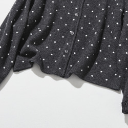 柔軟、溫暖又充滿活力的羊毛混紡短款開襟衫，深灰色圓點圖案（251129-1） 第3張的照片