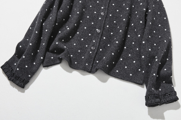 柔軟、溫暖又充滿活力的羊毛混紡短款開襟衫，深灰色圓點圖案（251129-1） 第3張的照片