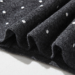 柔軟、溫暖又充滿活力的羊毛混紡短款開襟衫，深灰色圓點圖案（251129-1） 第9張的照片