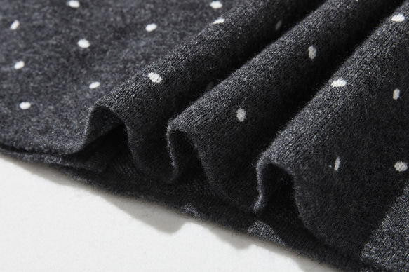 柔軟、溫暖又充滿活力的羊毛混紡短款開襟衫，深灰色圓點圖案（251129-1） 第9張的照片