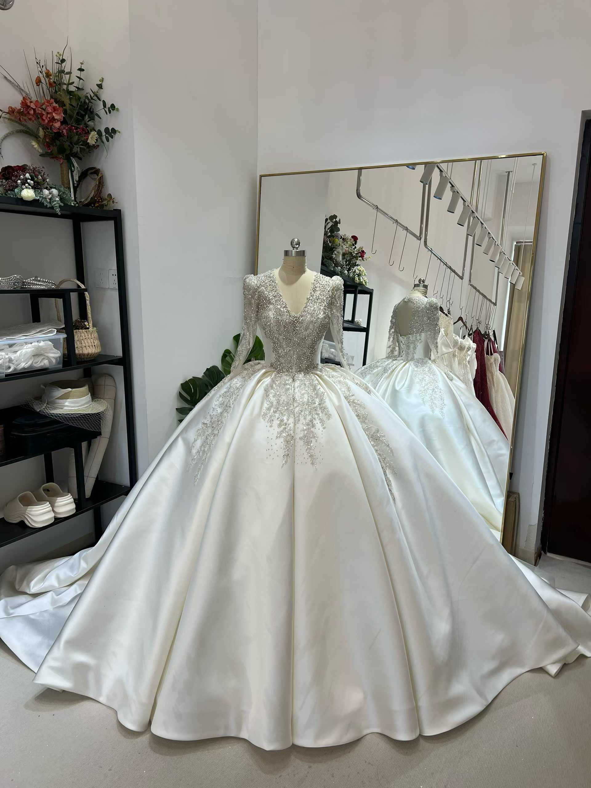 送料無料！ウェディングドレス ビジュードレス 韓国風ドレス ロングスリーブ Vネックドレス  憧れのドレス 花嫁