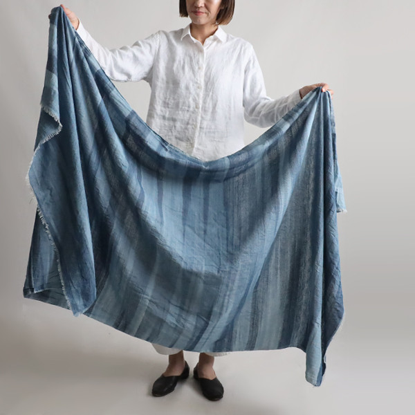 新作　春支度ＰＲＩＣＥ　大判サイズ　手紡ぎ　藍染め糸　手織り布　ストール　コットン　ショール　マフラー　草木染めE62E