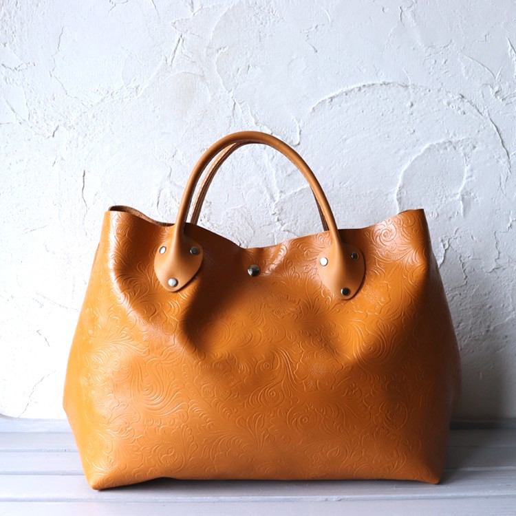 花唐草エンボスが艶めく本革トート（キャメル）自立・大容量 11262