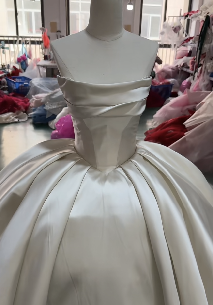 高級サテン　取り外し可能レース袖　二の腕カバー　エレガントなシルエット　痩せて見える　Princessお姫様　ブライダル