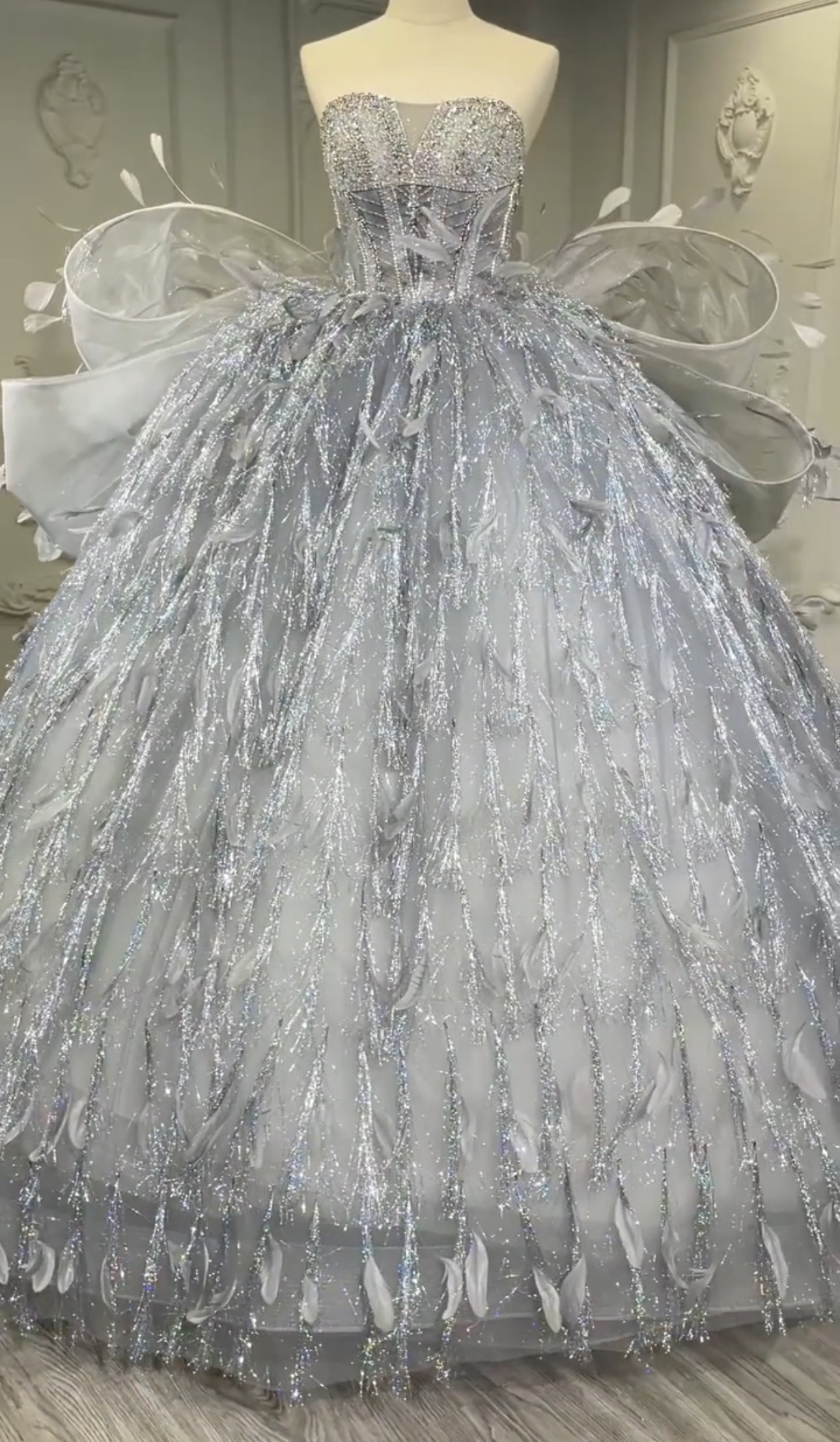 シルバー　目立つ　カラードレス　バックリボン　スパコール付き　フロアー丈　袖無し　ラメ入りキラキラグッリタースカート花嫁