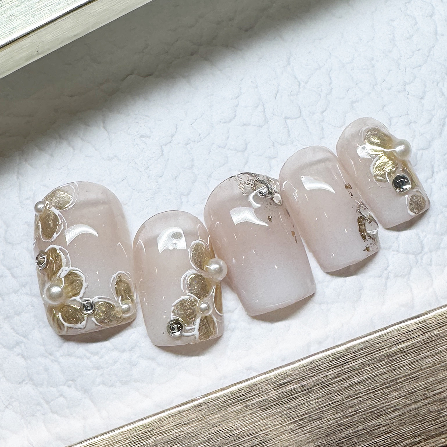 《シアーベージュ × 白グラデ｜立体フラワー ネイルチップ》 ゴールドアクセント・大人上品デザイン