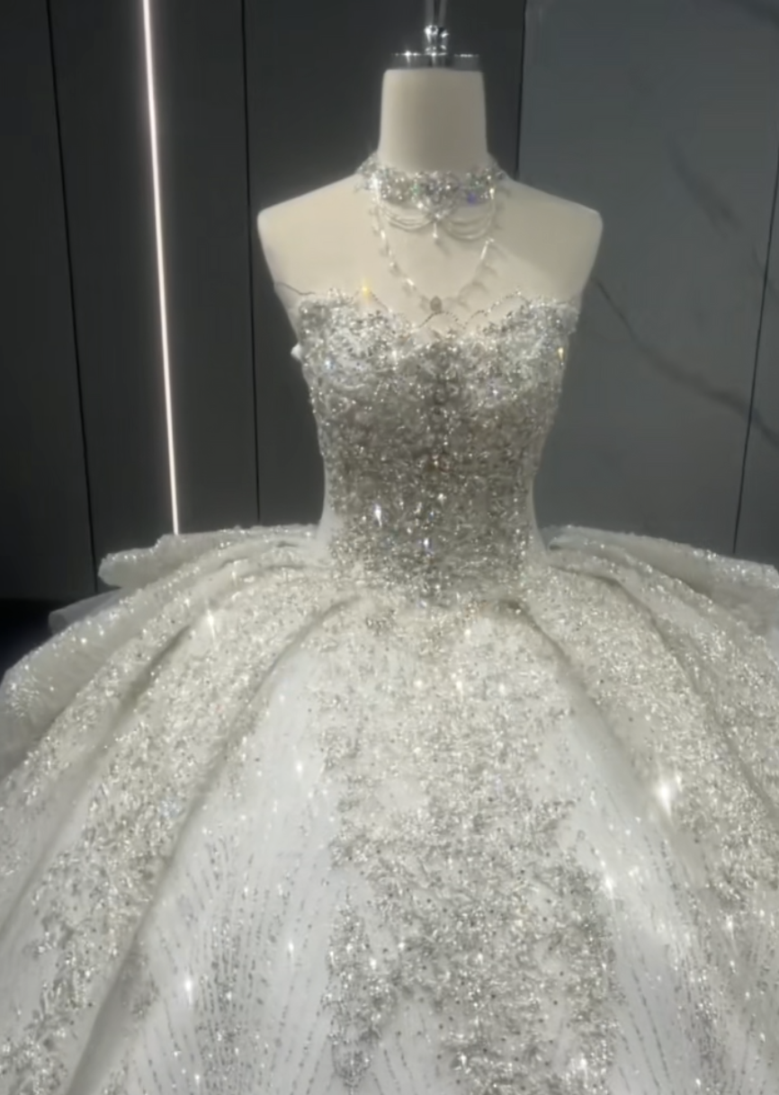 韓国風　大人気上昇中　取り外し可能オフショルダー　上品　二の腕を隠せる　プリンセスライン　編み上げ　海外挙式ブライダル