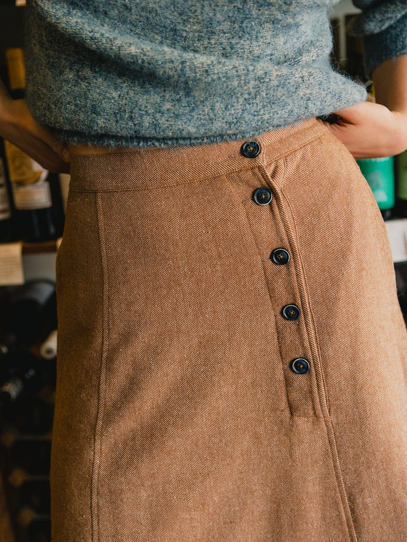 復古排釦A字長裙 - 暖棕色 第2張的照片