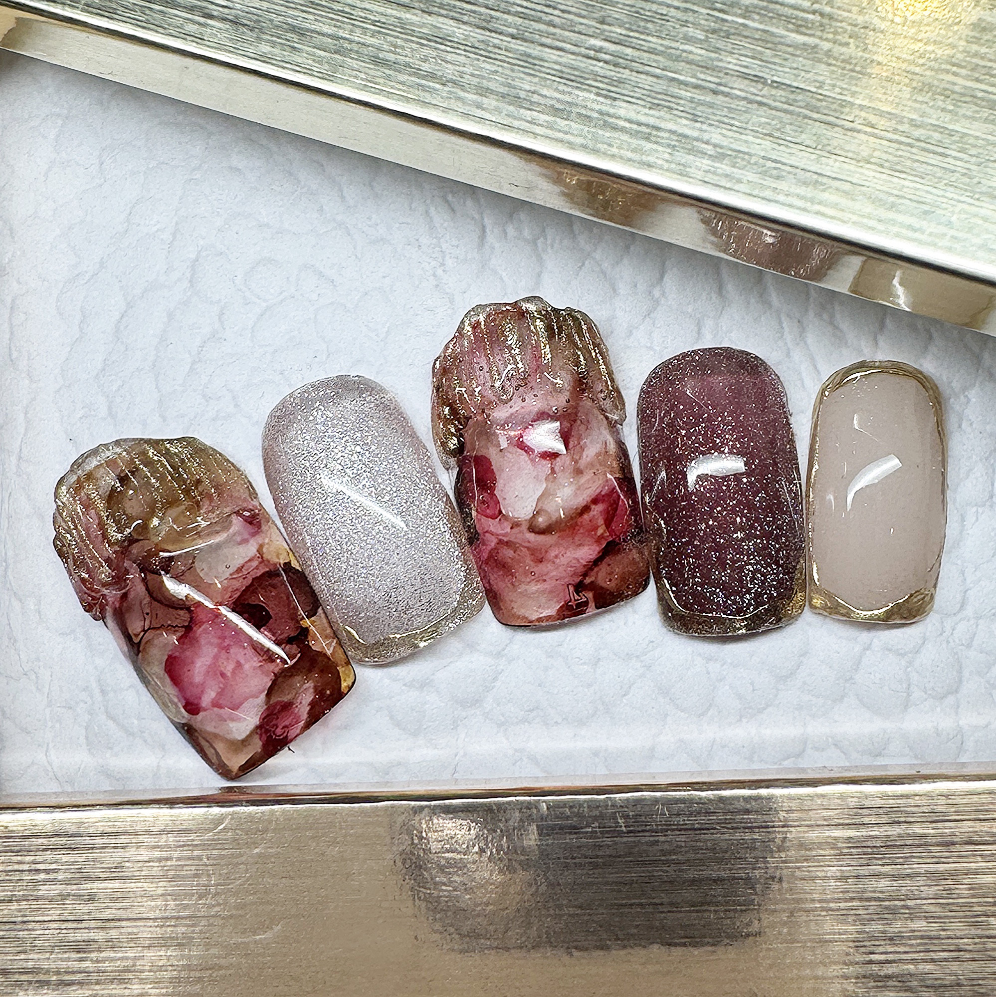 《深紅インクマーブル × ゴールド囲み｜ネイルチップ》 クリア感ニュアンス・大人レッド・アートデザイン