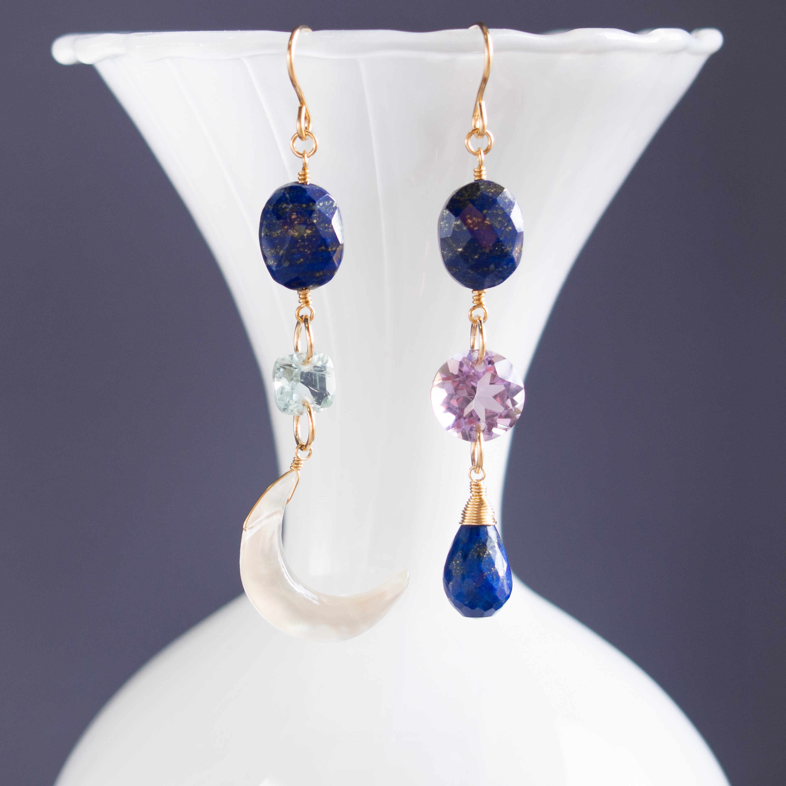 ラピスラズリとカットストーン（アメジスト・アクアマリン）・三日月（クリスタル×マザーオブパール）のアシンメトリーピアス