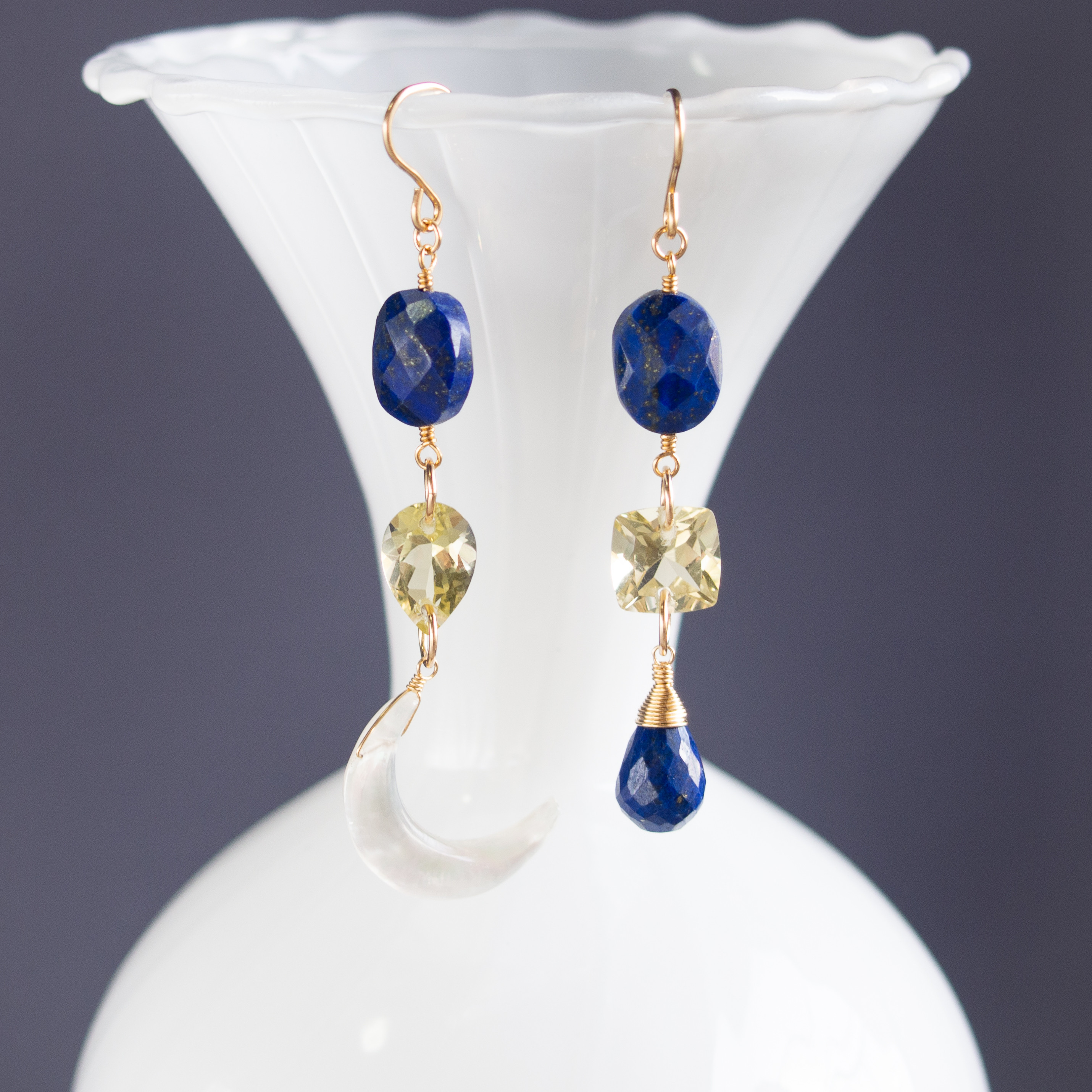 ラピスラズリとカットストーン（レモンクォーツ）・三日月（クリスタル×マザーオブパール）のアシンメトリーピアス／イヤリング