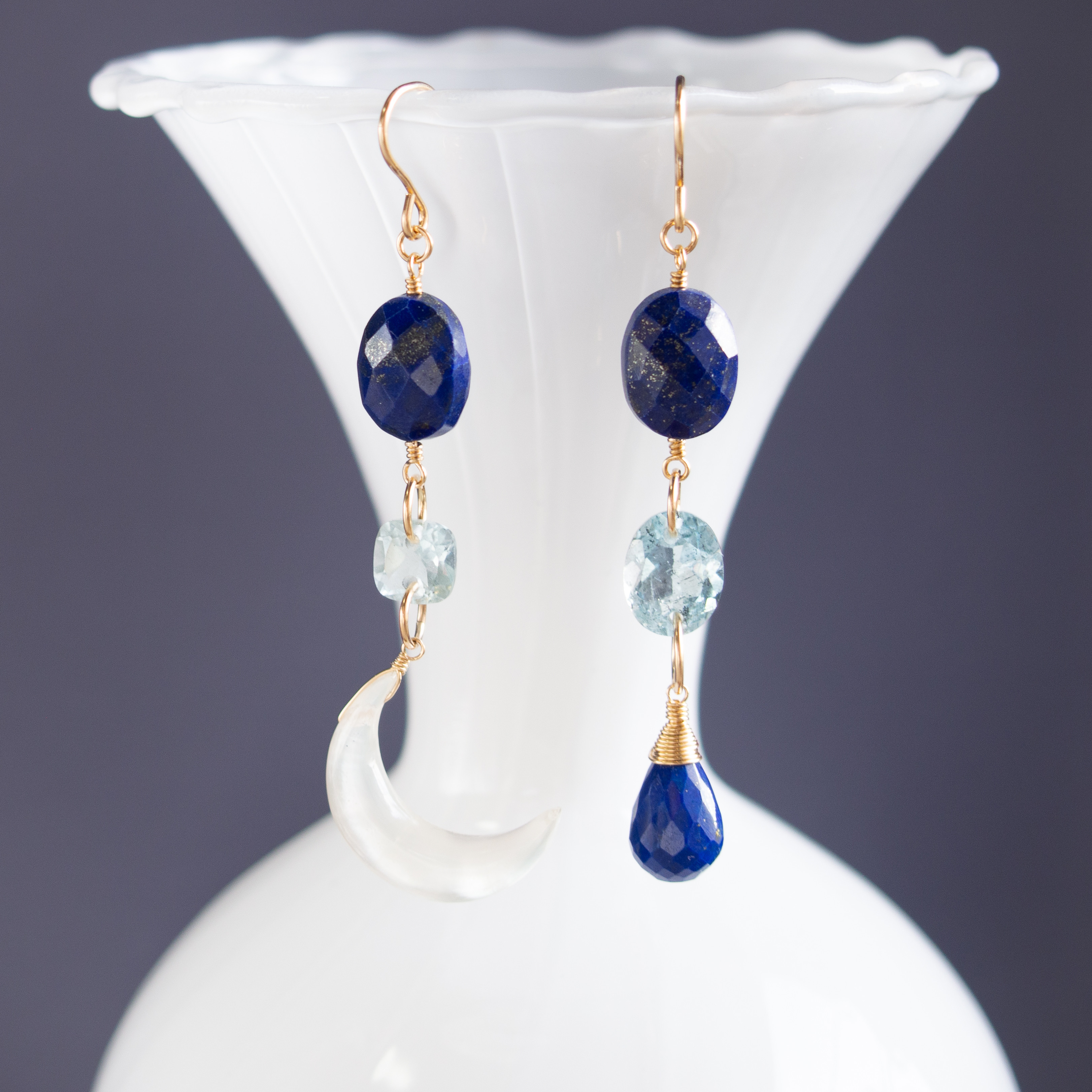 ラピスラズリとカットストーン（アクアマリン）・三日月（クリスタル×マザーオブパール）のアシンメトリーピアス／イヤリング