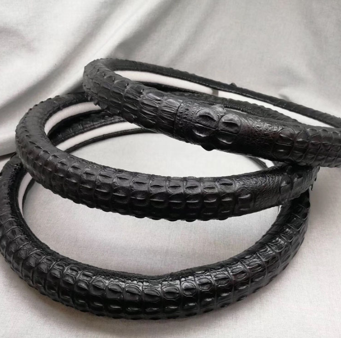 ワニ革製の車用ステアリングホイールカバー。あらゆる車種に適合します