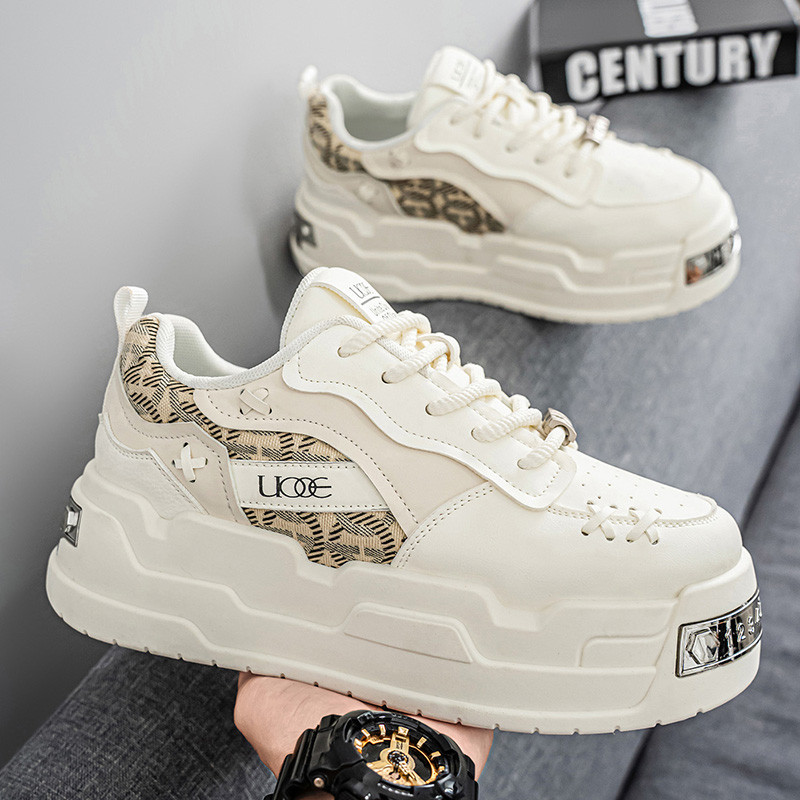 冬の男性靴2026新型革面カジュアル板靴男性白靴青少年増高厚底網紅潮靴