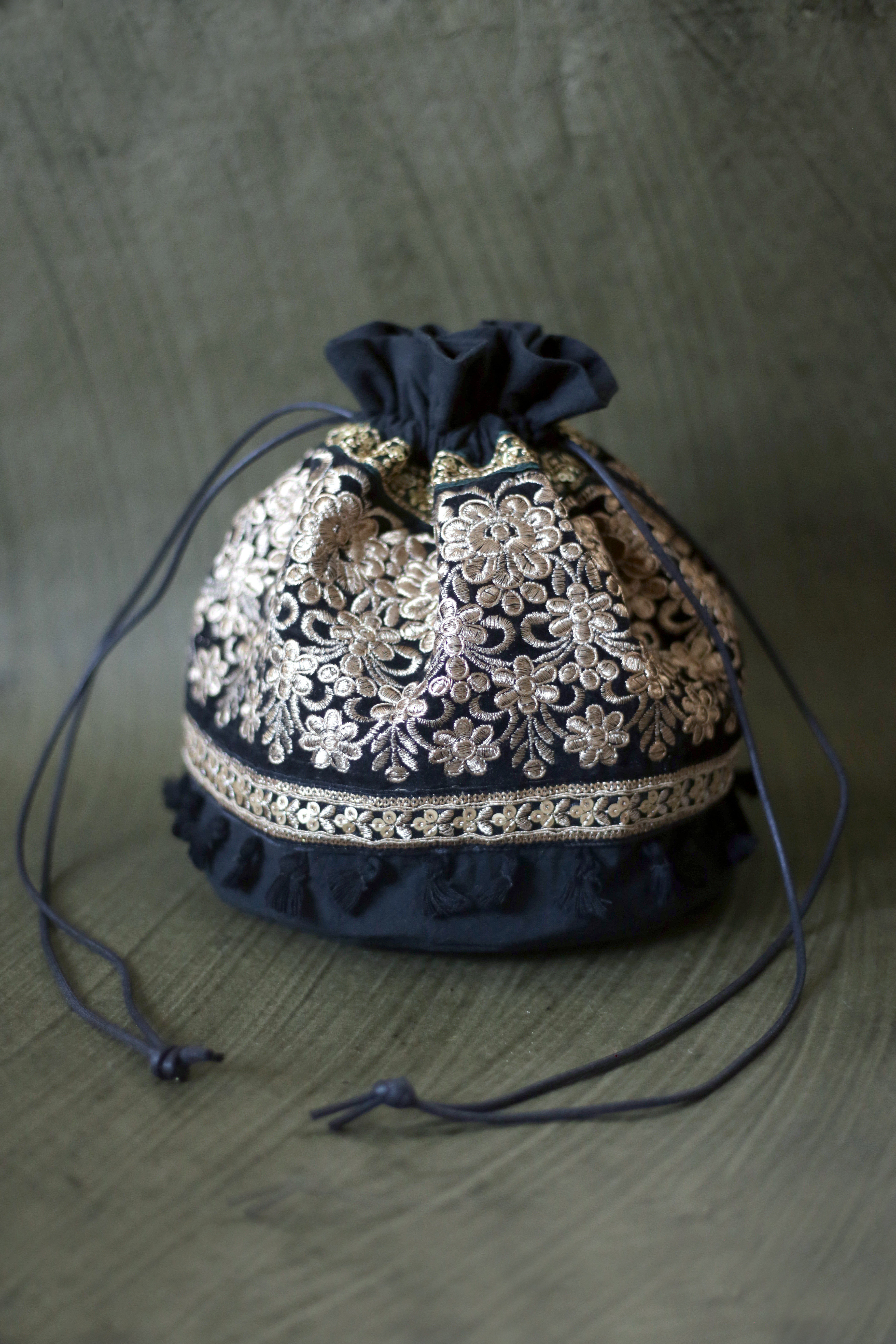 【ラスト1点】Mサイズ✴︎インドブレード丸底巾着バッグ　刺繍　スパンコール　ベルベット　ゴールド　金色　リネン　麻　花柄 4,900円