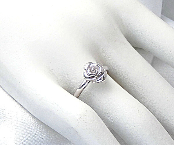 ホワイトローズ｛薔薇｝のリング・シルバー製【主張しすぎない程よいサイズ。】