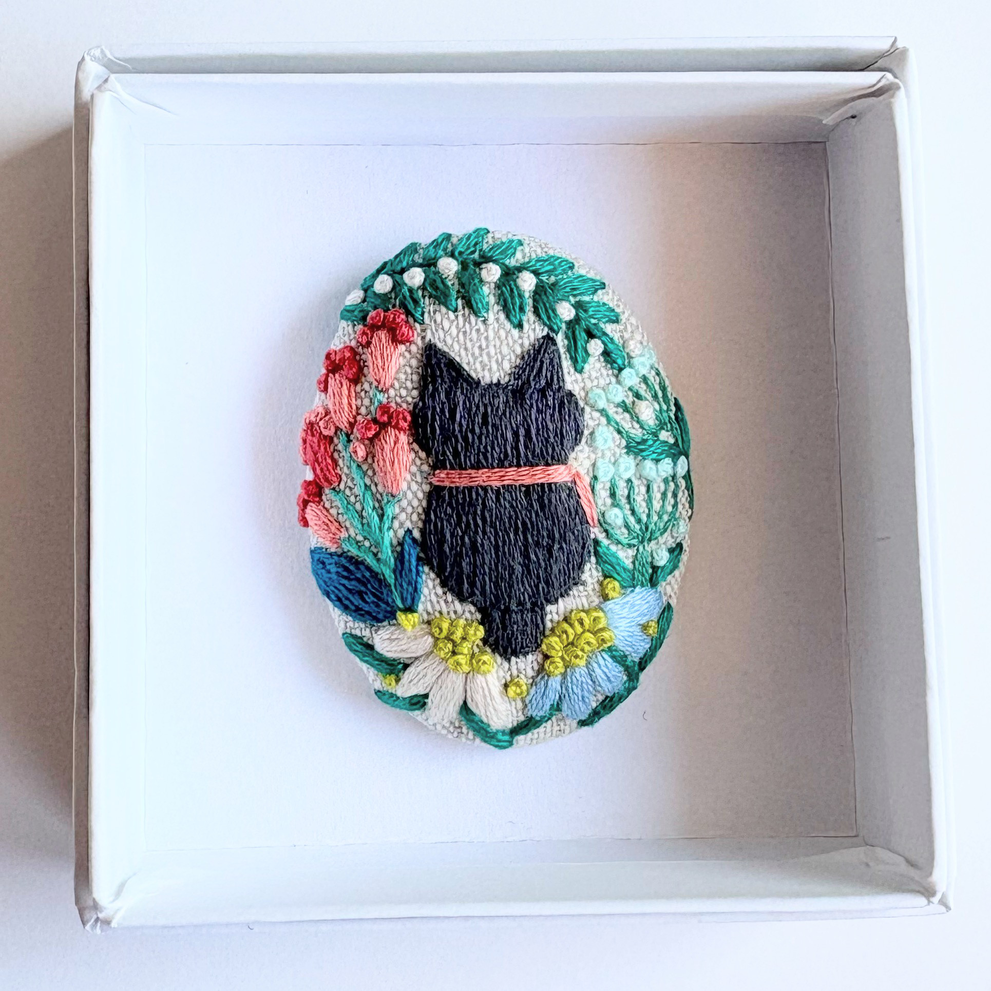 こねこと草花の刺繍ブローチ【Botanical】#426