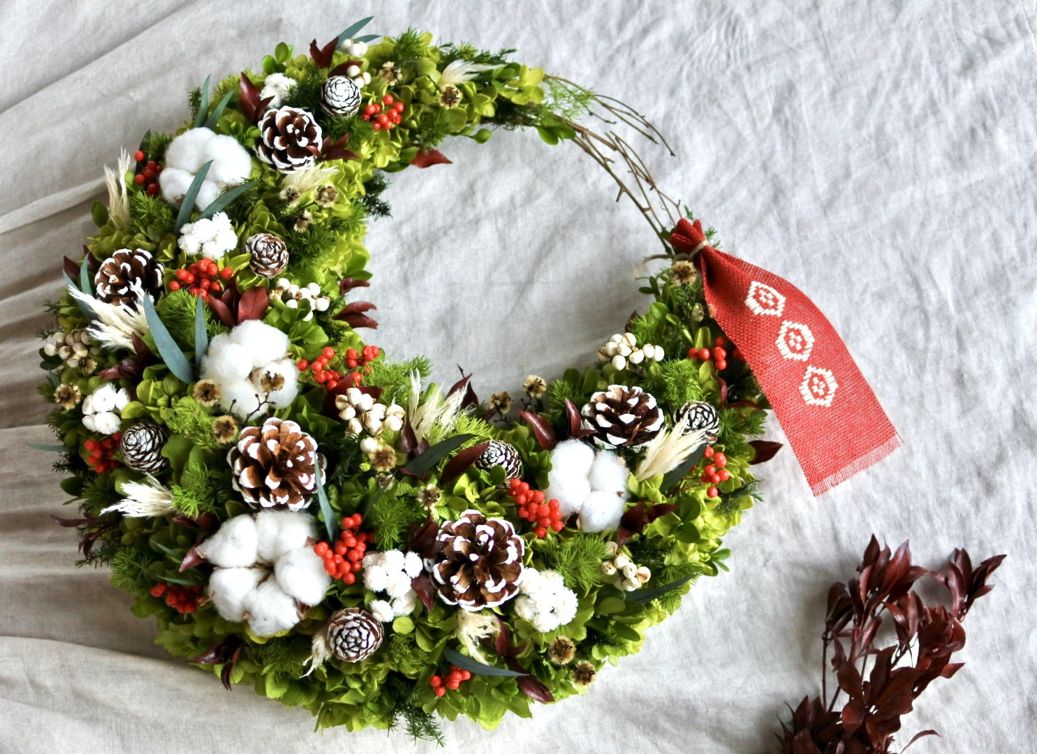 迎春リース　プリザーブドフラワー三日月型30㎝　クリスマス　お正月　コットン