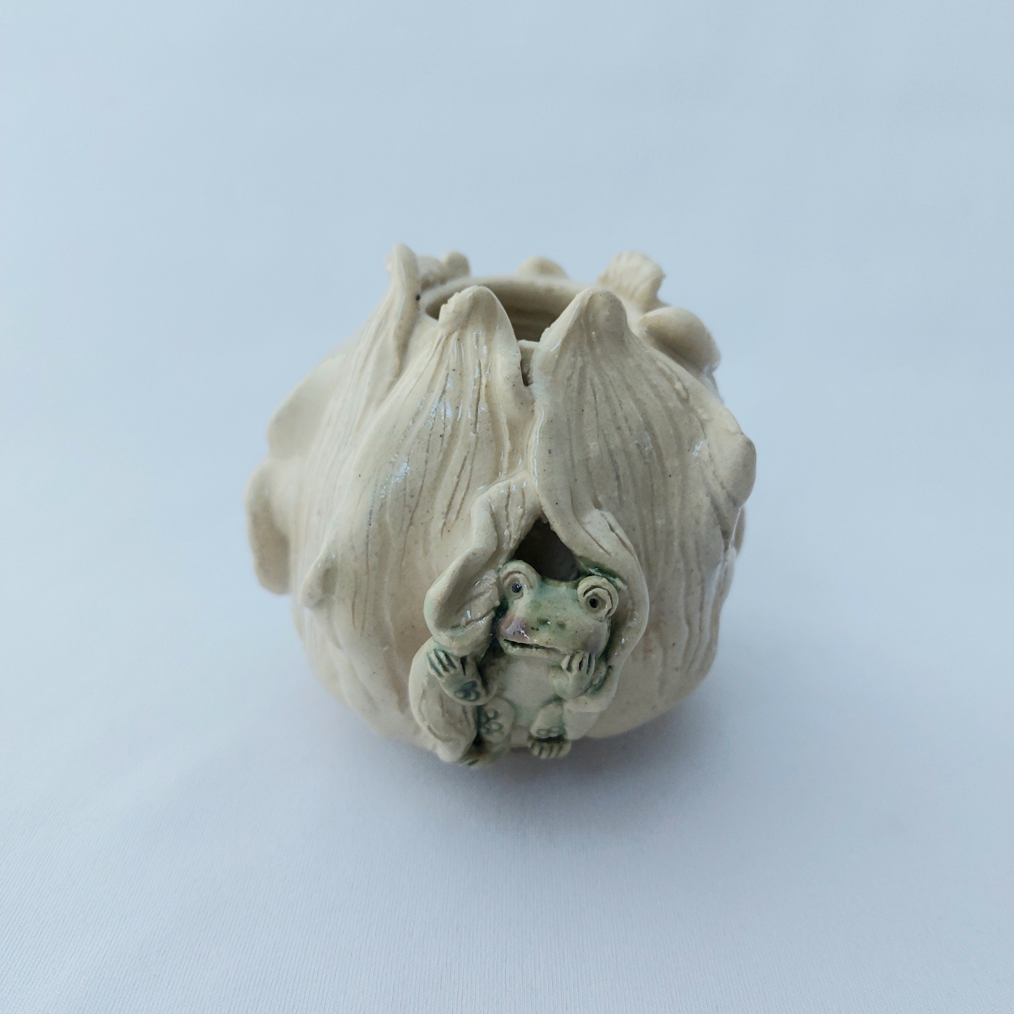 花蕾にカエル花器