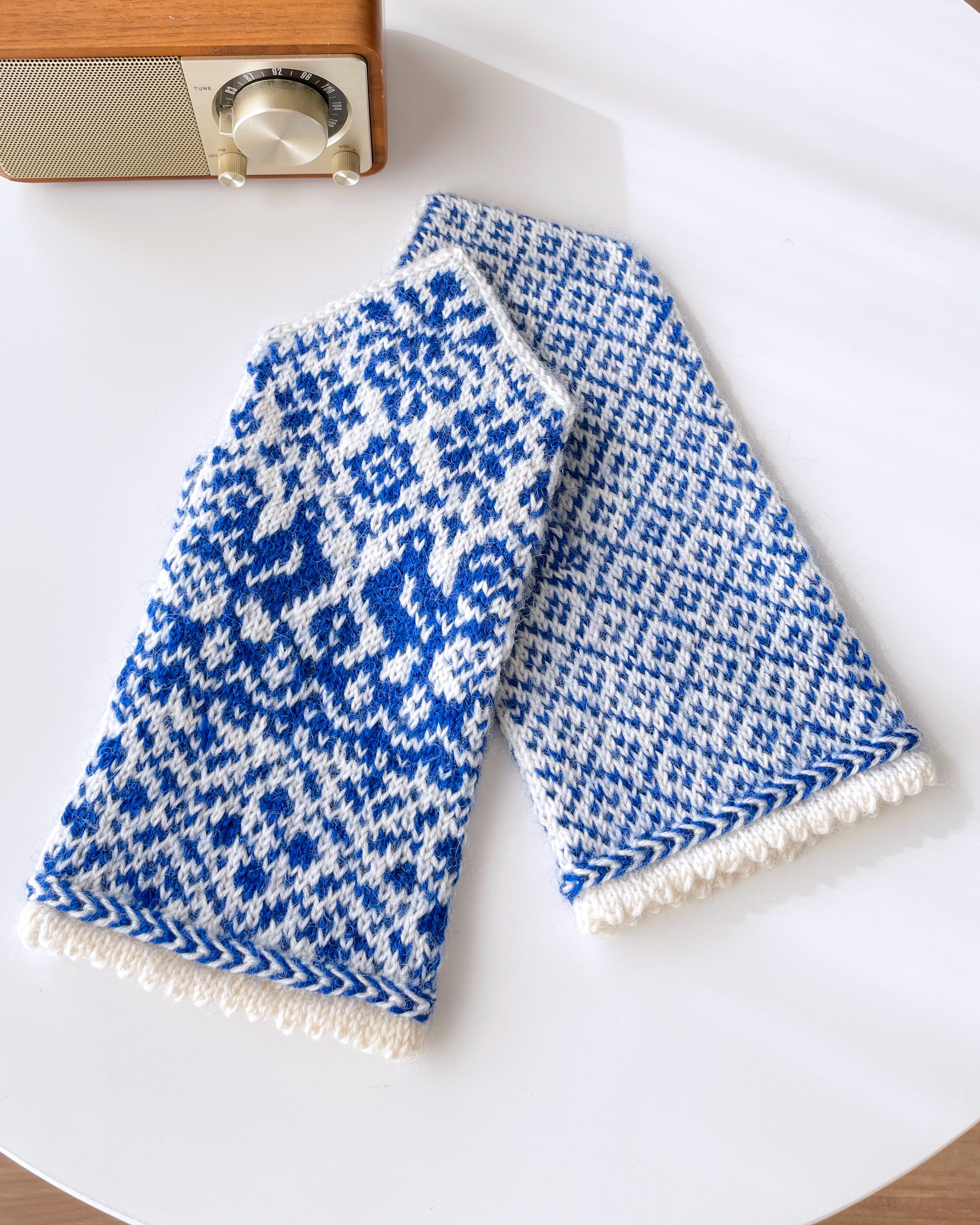 軽くてあたたかい編み込み模様のミトン / トリと花