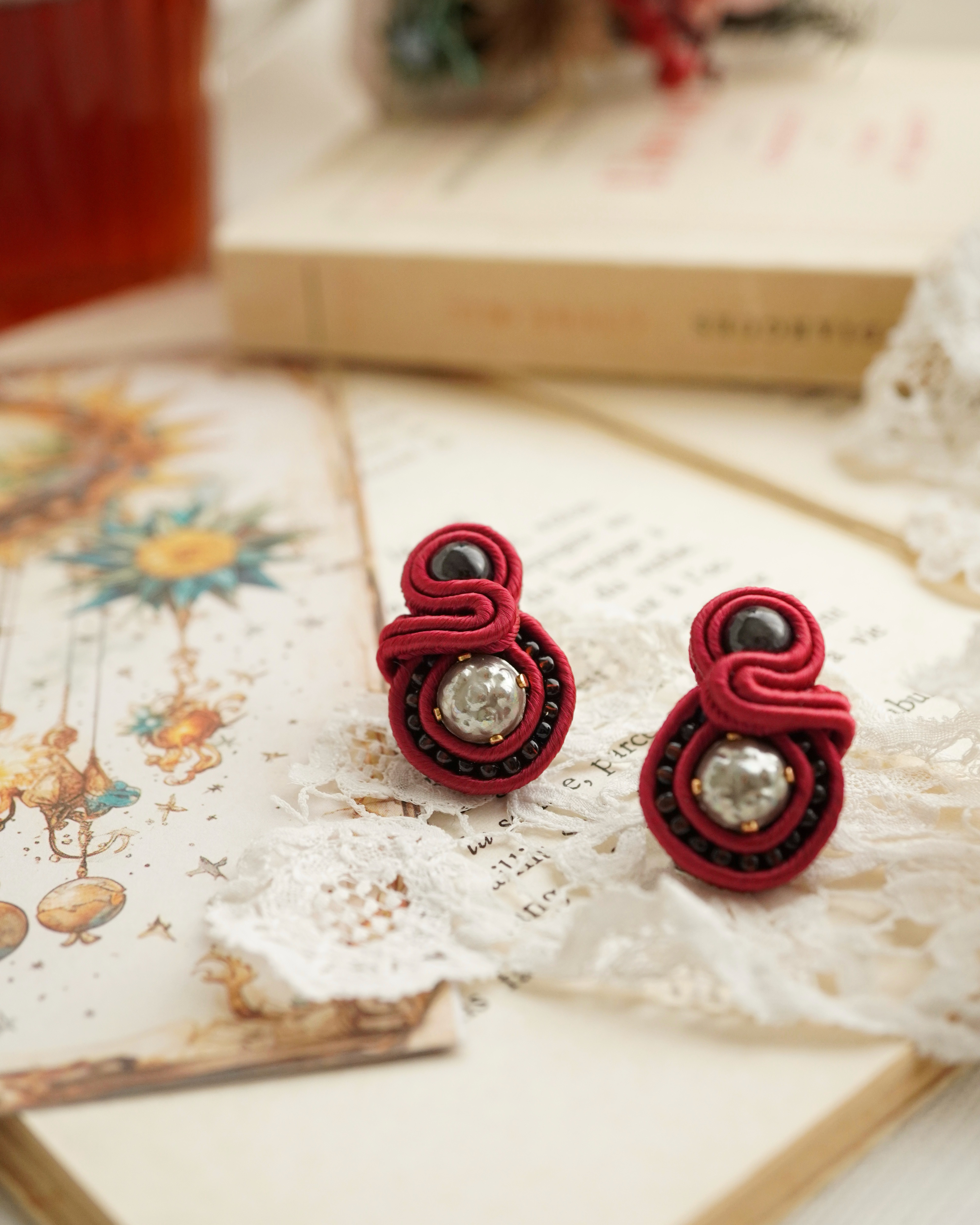 心にそっと灯る赤のソウタシエピアス